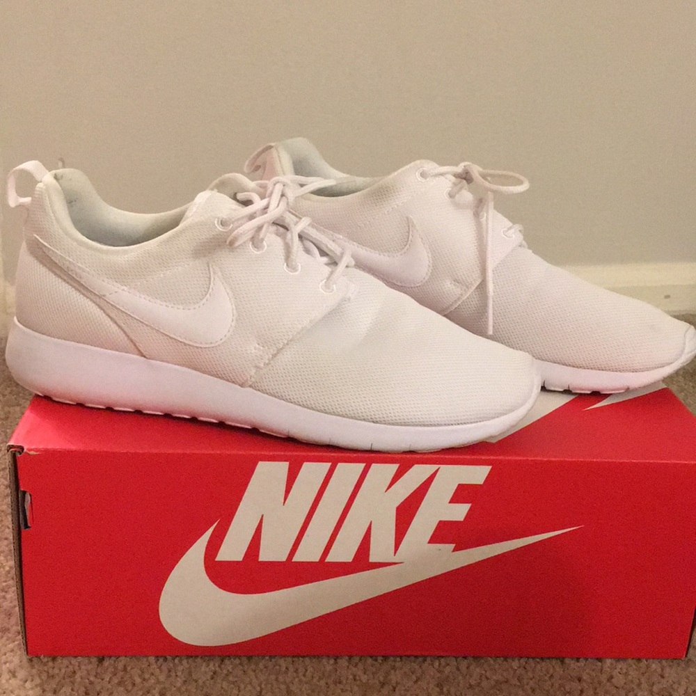 White Nike Roche One